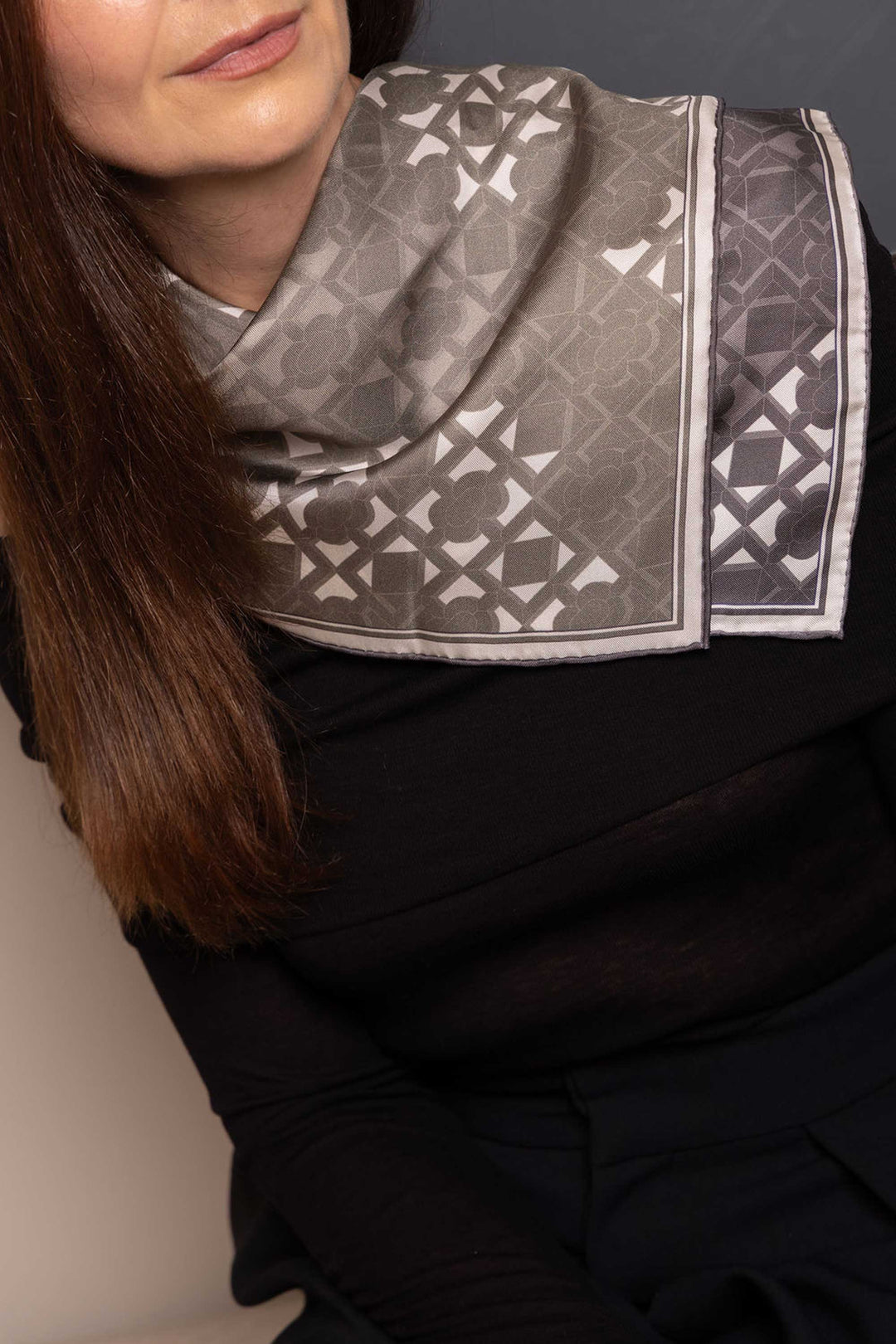 Double-faced silk scarf 70 with geometric pattern in moss green and gray by MÀNA